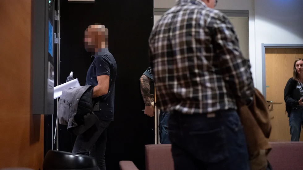 Mannen går in i rättssalen vid prövningen i Göteborgs tingsrätt. Nu hoppas försvaret på att målet ska tas upp i Högsta domstolen. Arkivbild.