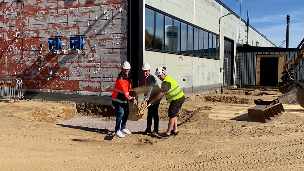 Carbex vd Joakim Hedlund tar det första spadtaget tillsammans med Petter Spetz, Åhlin & Ekeroth och Patrick Gustavsson, Byggritningar.