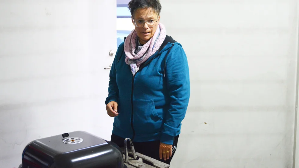 Mia Löfroth har inte kunnat använda sin uteplats på hela sommaren, grillen och utemöblerna har fått stå i garaget.