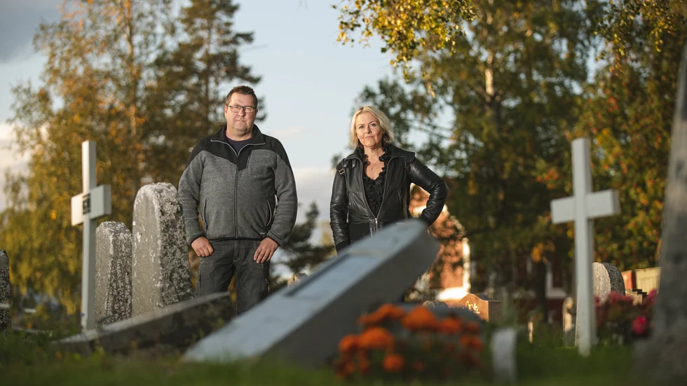 Sören och Monica Lindmark från Rosvik valde att kandidera till kyrkofullmäktige i Norrfjärdens församling efter beslutet att ett stort antal gravrättsinnehavare ska behöva betala för att säkra sina gravstenar som lagts ned efter en provtryckning.