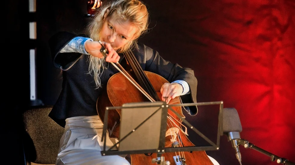 Cellisten Amalie Stalheim medverkade härom året på festivalen ”Music in the garden”. I augusti spelar hon i Trefaldighetskyrkan.