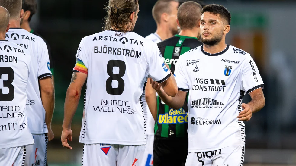 Sirius Edi Sulisufaj och Tim Björkström i samtal efter matchen mot Varberg i allsvenskan.