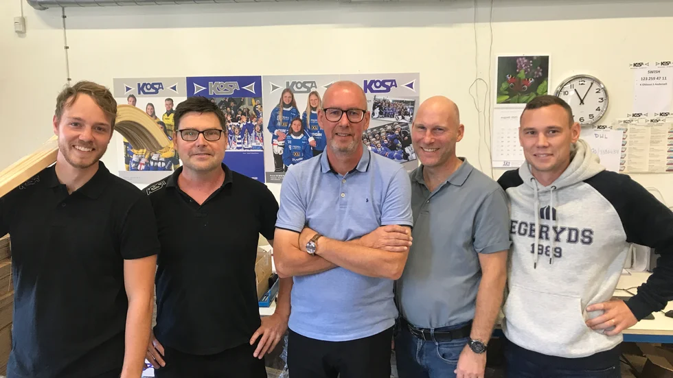 Kosa, bandyföretaget i Motala, säljs till Egerydskoncernen i Örebro. Från vänster ses Anton Axellie, tillträdande vd, Fredrik Lindblom, Ulf Sandell, Per Egeryd och Erik Tengroth. Kosa blir kvar i Motala och det kan bli nyanställningar.