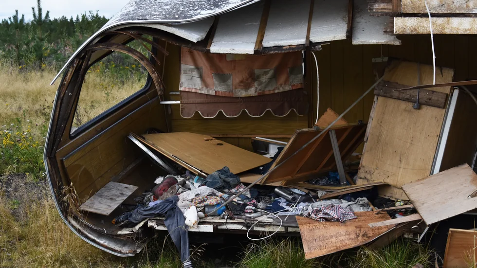 Vid den gamla uppsamlingsplatsen är husvagnar omkullvälta, rutor krossade och inredning sönderslagen.