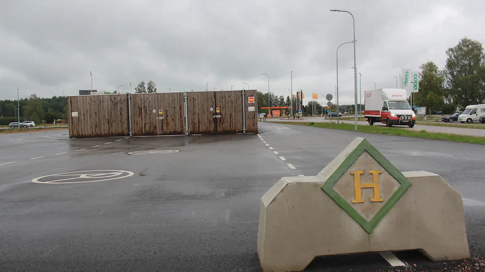 Biogasförrådet har fått en "fruktansvärd placering", menar en Målillabo, som tycker det skämmer hela Målilla, där det ligger på bästa och synligaste stället på hela handelsområdet.