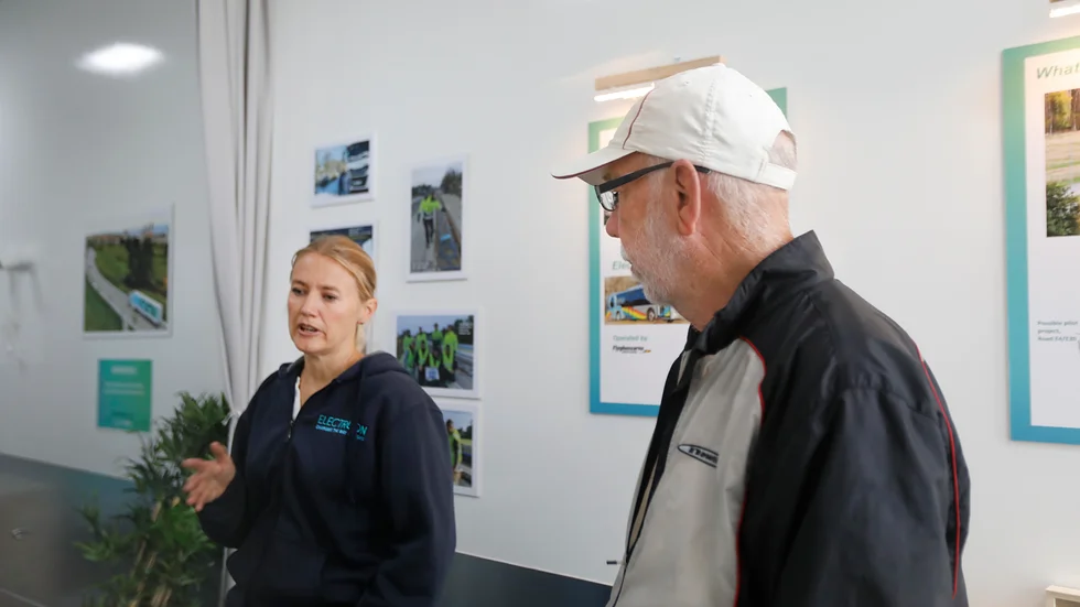 Petra Carlenarson är en av Electreons projektledare för Smartroad Gotland. Hon fanns på plats vid flyget för att svara på frågor från närboende.