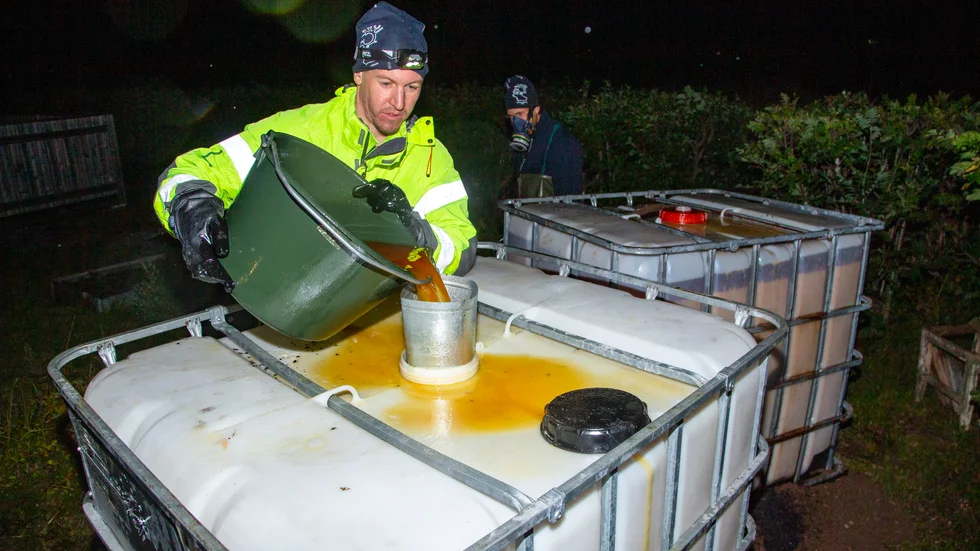 Totalt har sex IBC-behållare med förorenat vätska fyllts på. Victor Renberg var en av ett tiotal brandmän som jobbade med att hinka olja under natten.