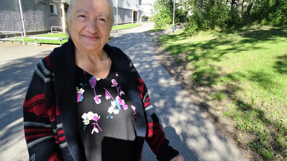 Jacqueline har bott i Lagersberg i 40 år och hon trivs trots att det finns stökiga ungdomar.