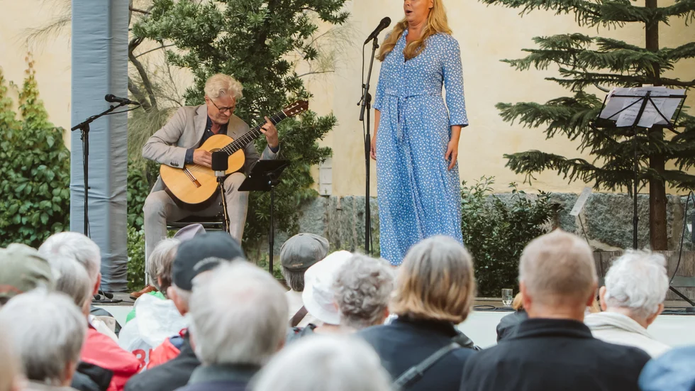 Så här såg det ut i början på juli när Malena Ernman och Mats Bergström framträdde i Botaniska trädgården i Uppsala. Till helgen blir det ett liknande program i Österbybruks herrgård.