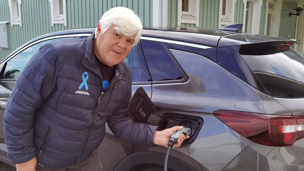Elbilsägaren och Luleåbon Leif Näckholm fick en smärre chock när han insåg vad det kostar att ladda i Piteå. "Butikerna missar ju kunder på det här sättet", säger han.
