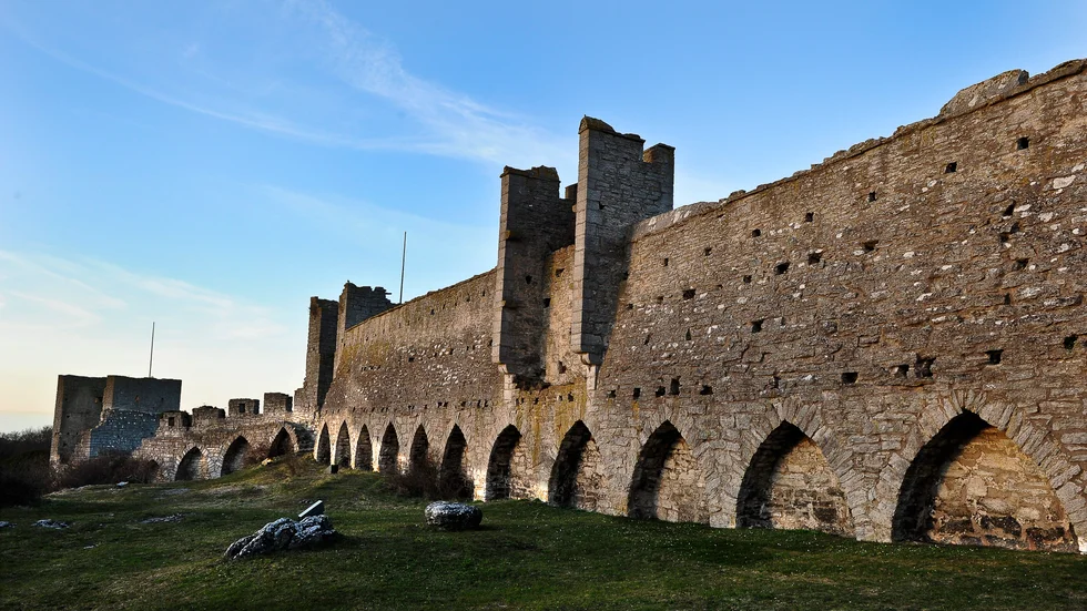 Två män har gripits och anhållits efter explosionen vid ringmuren i Visby. Arkivbild