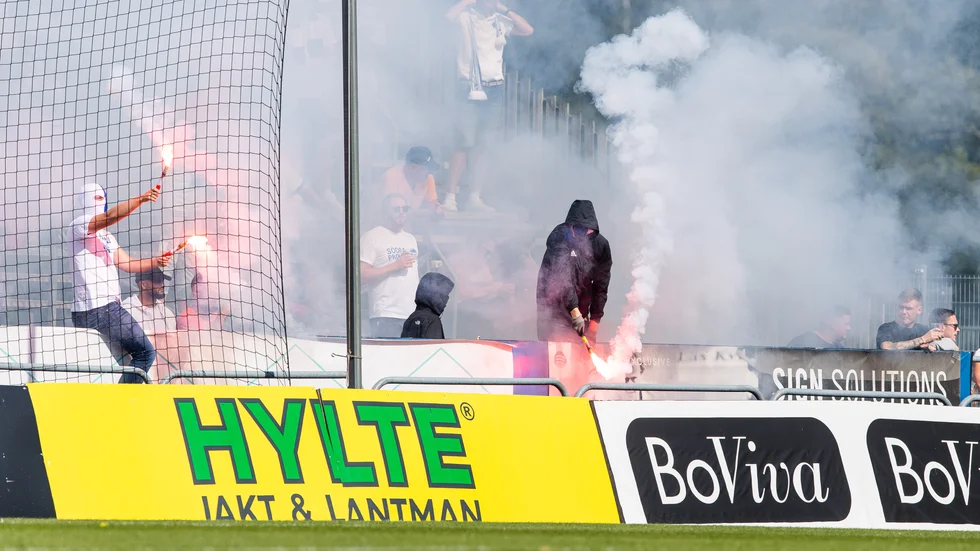 IFK-supportrarna tände bengaliska eldar på Örjans Vall.