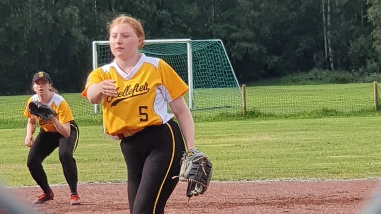 Hanna Karlsson kämpar under helgens fyra matcher där Skellefteå Softboll blev rejält utmanade av Falun