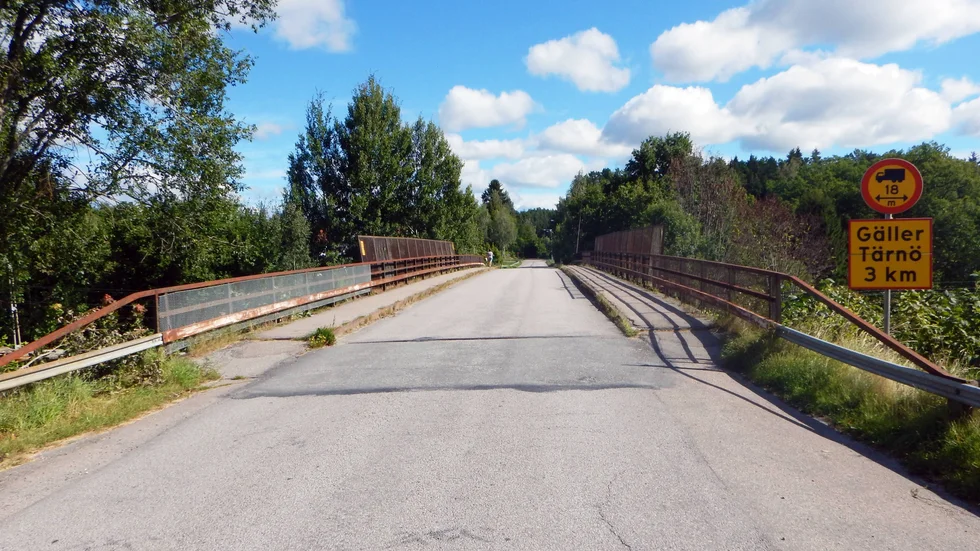 Bron över järnvägsspåret i Vrena går inte att reparera, istället byts den ut helt.