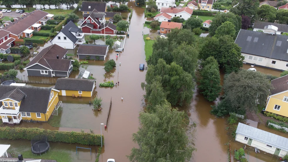 Översvämningar är ett exempel på det vi troligen kommer att få se mer av till följd av klimatförändringarna. I den senaste rapporten från IPCC lyfts vikten av att samhällen anpassar sig för att bättre stå emot. Bild från villaområdet Hemlingby i Gävle, i augusti 2021.