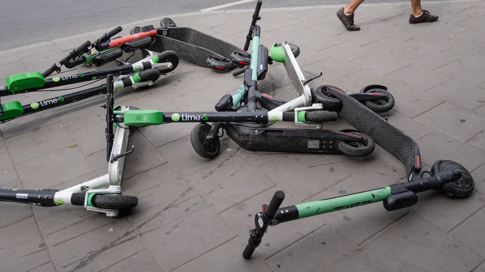Elsparkcyklar på en trottoar i Stockholms innerstad. Arkivbild.