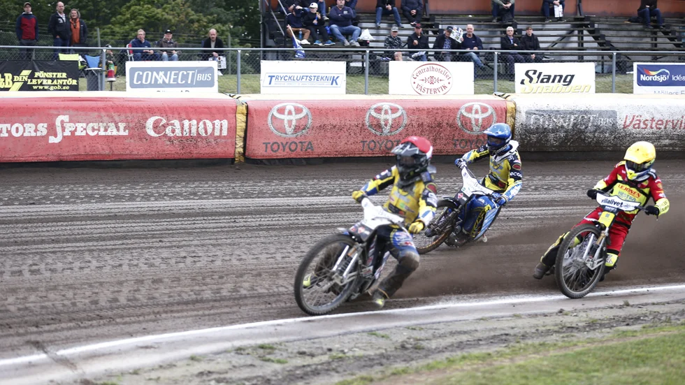 Fredrik Lindgren i täten i det fjärde heatet där det blev en femetta tillsammans med Mads Hansen.