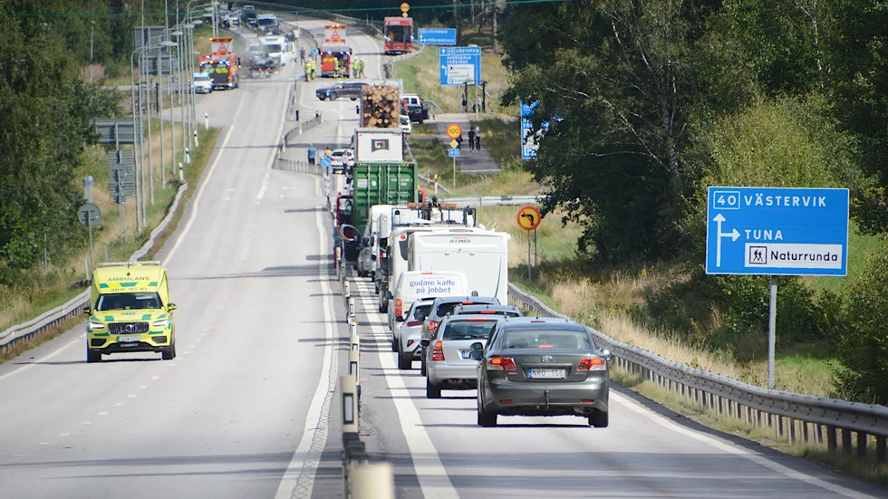 Olyckan inträffade vid 11.10-tiden på riksväg 40 vid infarten till Frödinge. Vägen stängdes av i båda riktningarna under räddningsarbetet.