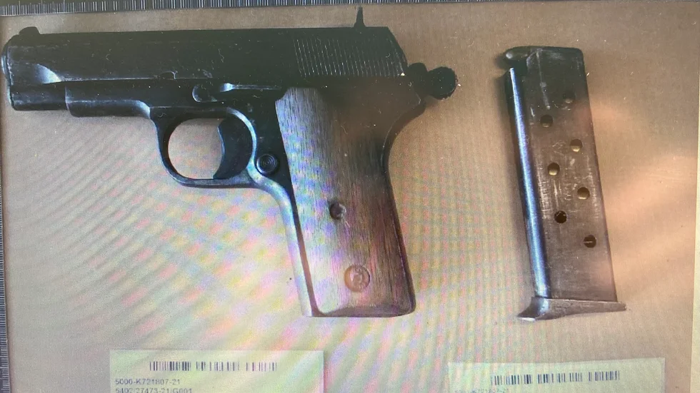 Flydde från polisen med skarpladdad pistol.