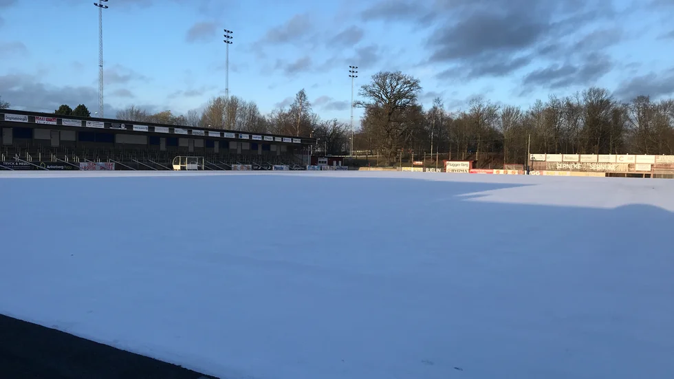 Isstadion i Motala har än så länge ingen is, det blir i november. Maifs skrinnare är missnöjda med tiderna. Kommunen svarar på kritiken.