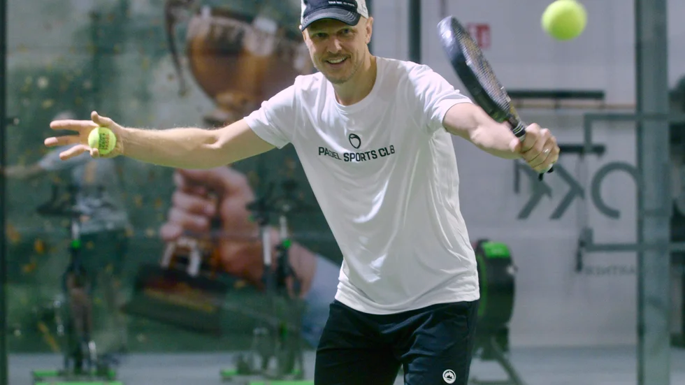 Ska du bli säkrare finns inga genvägar. Padeltränaren Hasse Grobecker betonar vikten av att lägga in pass med bara övningar. Hasse tipsar om saker att tänka på. Kolla även tv-klippen på vår webbsida!