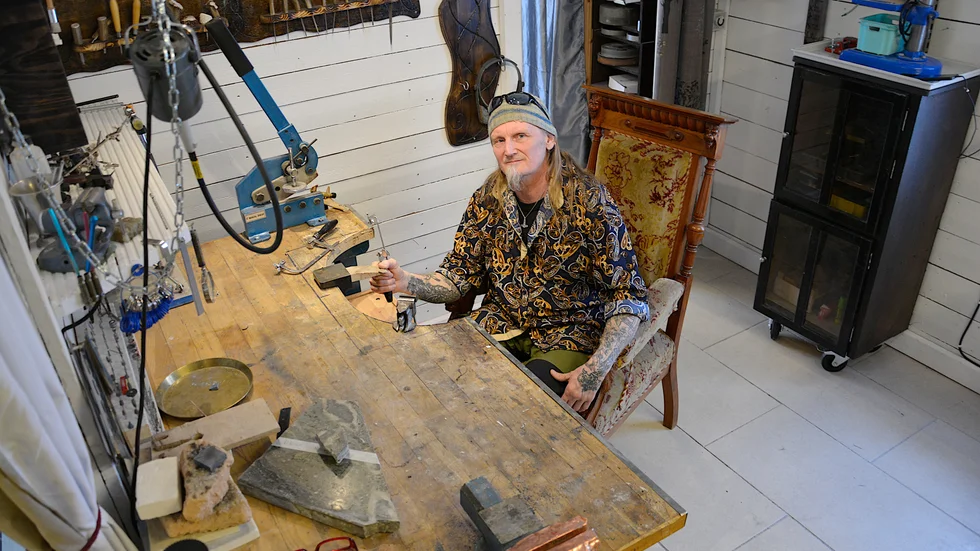  Stolen som konsthantverkaren Nicklas Johansson sitter i är väl inte den mest ergonomiska. " Jag gillar den. Just nu håller jag på att jobba med en 60-årspresent. Det ska bli ett halsband med Tors hammare."