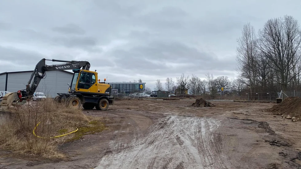 Markarbetet är i full gång på tomten bakom Radiomastens kontor på Drakvägen i Motala. 