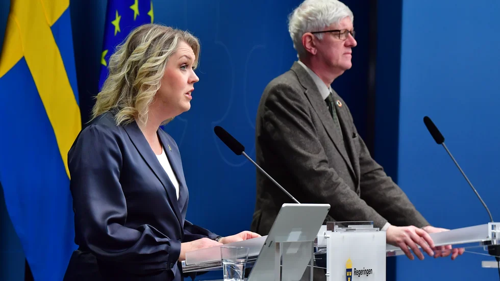 Socialminister Lena Hallengren och Johan Carlson, generaldirektör på Folkhälsomyndigheten. Arkivbild.
