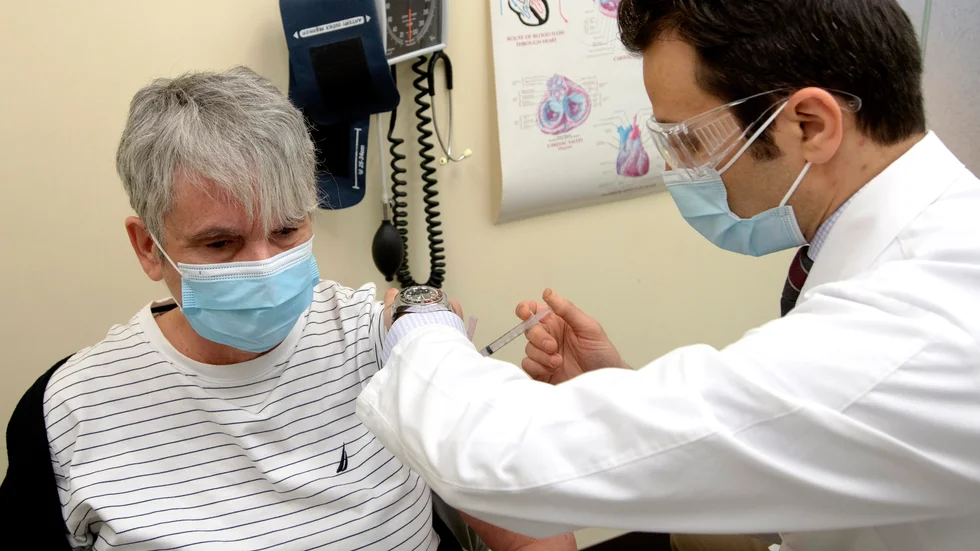 Äldre i Kanada kan fortsatt vaccineras med Astra Zenecas vaccin – som stoppas för yngre. Arkivbild.