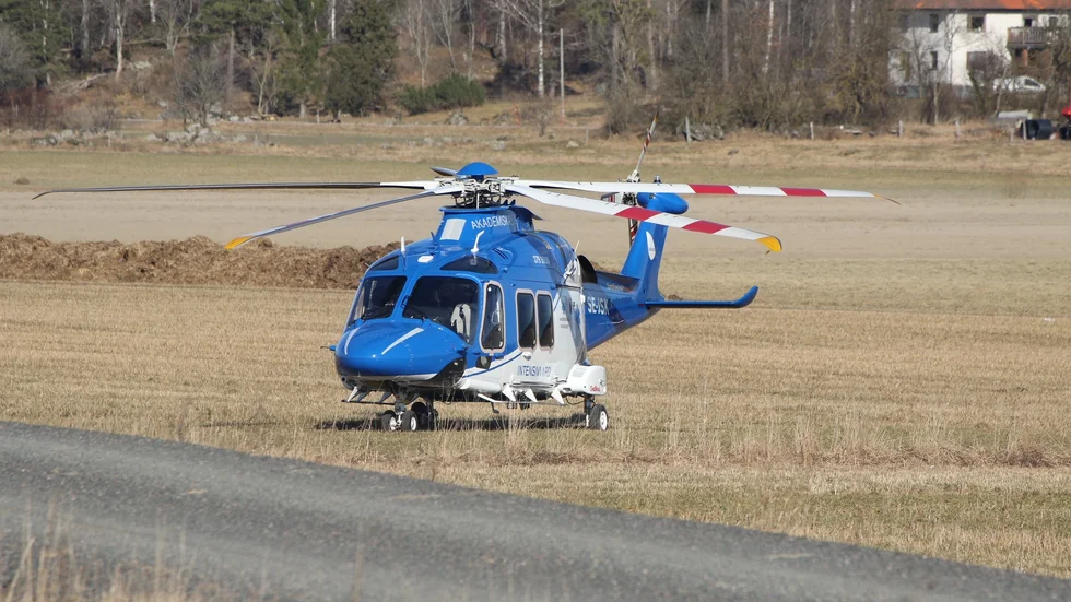 Ambulanshelikoptern landade på platsen.