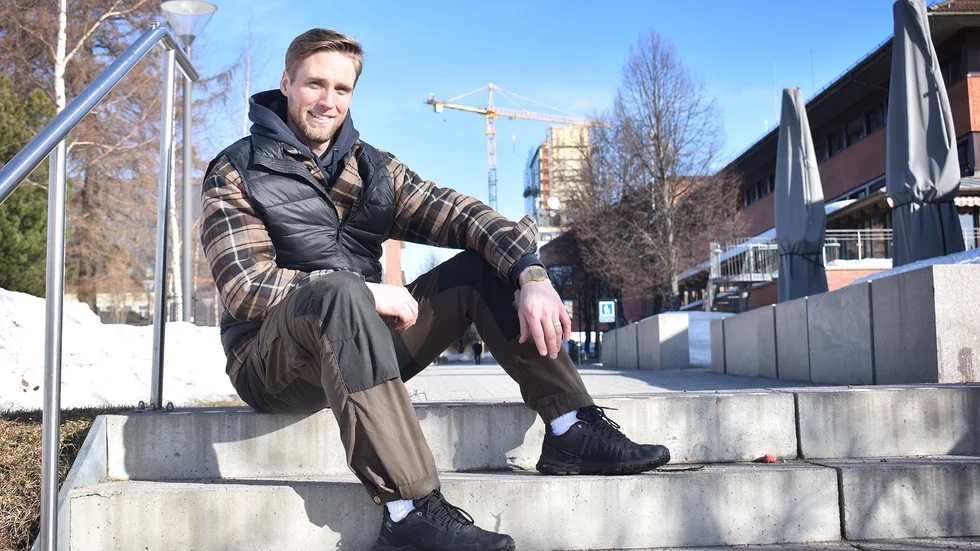 Dennis Johansson är till vardags byggnadsarbetsledare på Rekab och inblandad i bygget av Sara kulturhus. Men ny syns han också I Robinson.