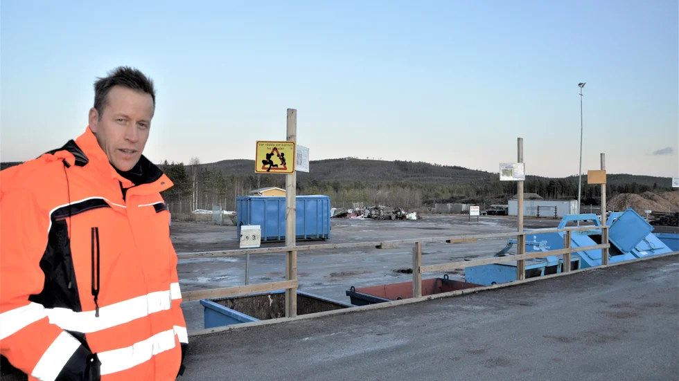 Magnus Vannar basar över återvinningscentralen i Jokkmokk dit nu även tidningar ska lämnas.