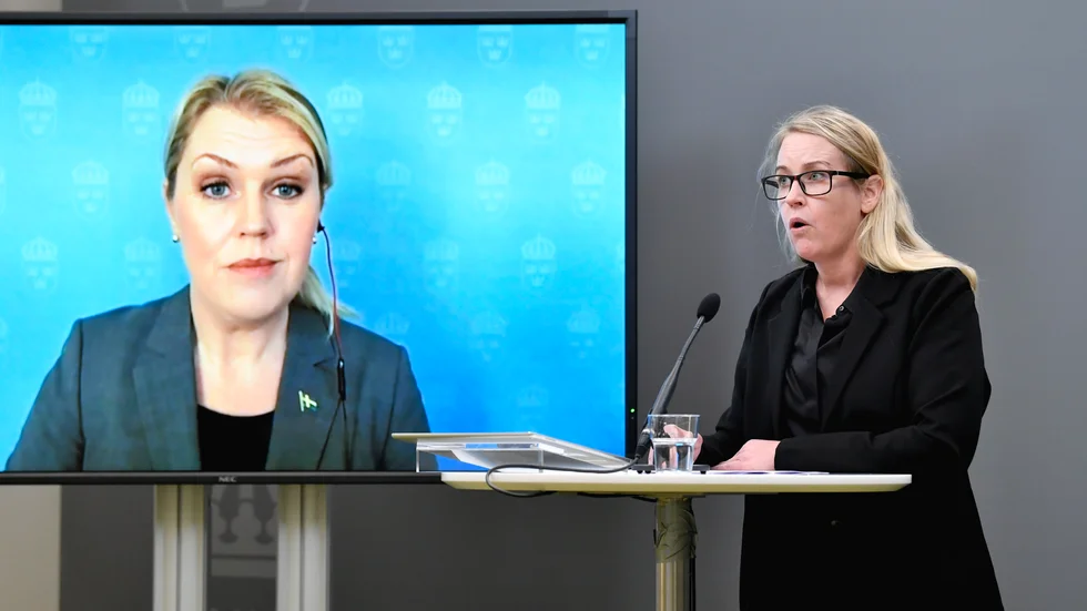 Åsa Kullgren, regeringens särskilda utredare, överlämnar sitt delbetänkande "En stärkt försörjningsberedskap för hälso- och sjukvården" till socialminister Lena Hallengren vid en pressträff i Rosenbad.