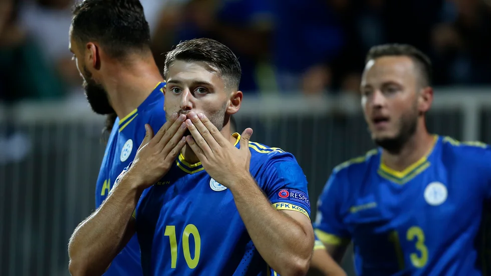 Kosovos Arbër Zeneli hyllar det svenska landslaget inför söndagens VM-kval i Pristina.