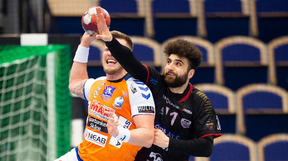 IFK-fostrade Kassem Awad försöker stoppa Adam Nyfjäll i den första kvartsfinalen lagen emellan. På lördag måste Kassems Malmö vinna för att hålla slutspelet vid liv.