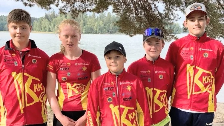 Fem framgångsrika KKK-ungdomar efter SM i shorttrack och marathon. Från vänster Oscar Hellgren, Elsa Jansson, Viktor Tinins, Noah Ekestål och Dmitrij Tinins.
