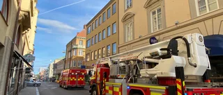 Larm om svart rök från byggnad i city var vattenånga