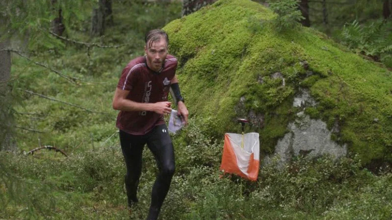 Här kommer DM-vinnaren, Erik Ivarsson Sandberg, farandes. 