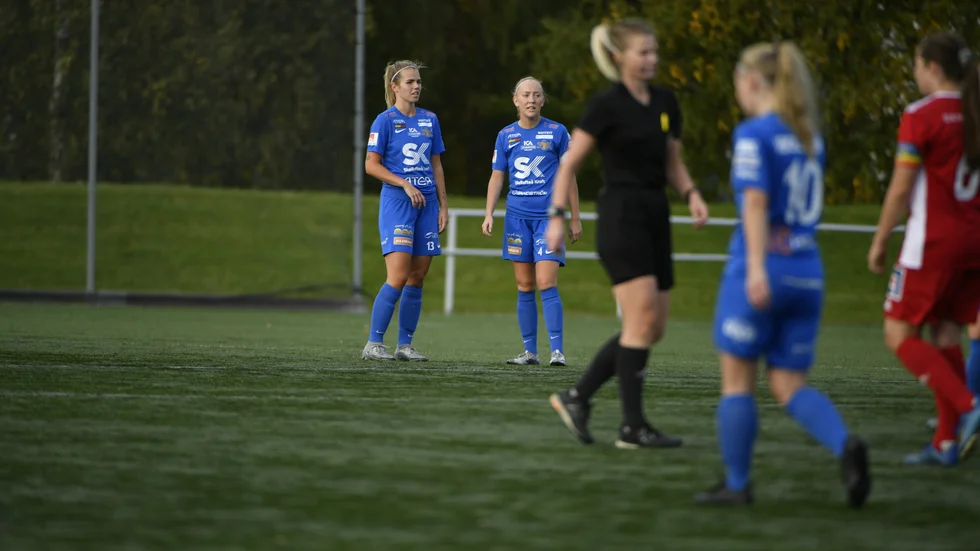 Sunannå har stått för en stabil inledning av division I. Nu väntar nästa hemmamatch där målet är tydligt. ”Vi ska ta tre poäng”, säger lagkaptenen Emma Burman (till höger).