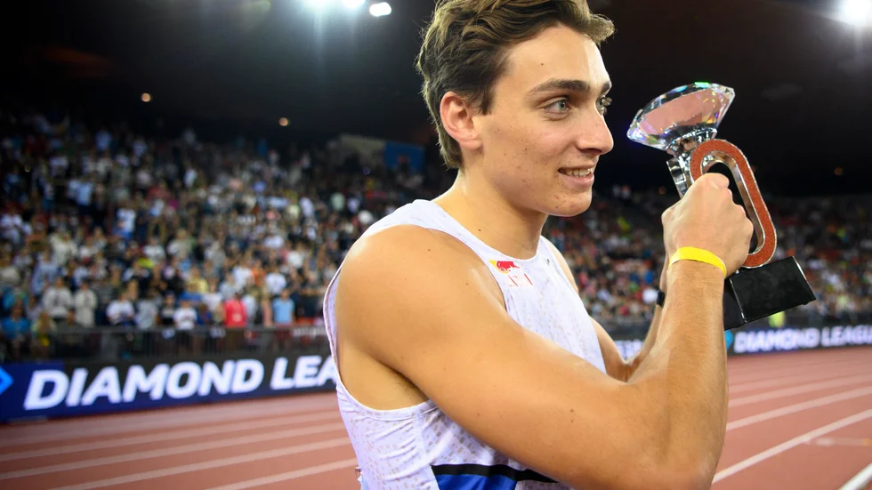 Armand Duplantis med Diamond League-pokalen.