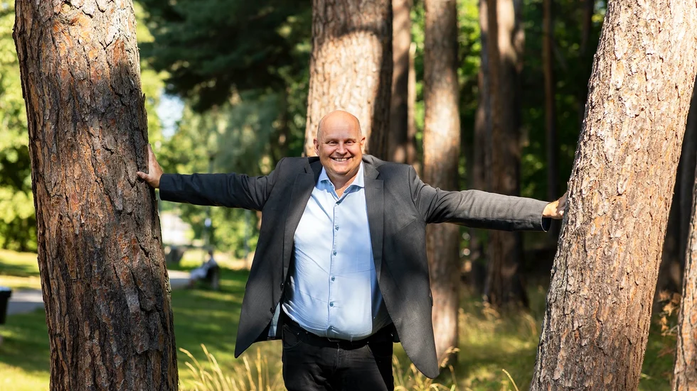 Johan Widerström är vd för Kinda-Ydre Sparbank. "Det har varit ett gediget arbete", säger han om processen med att gå igenom ansökningarna och välja ut vilka som får bidrag. 