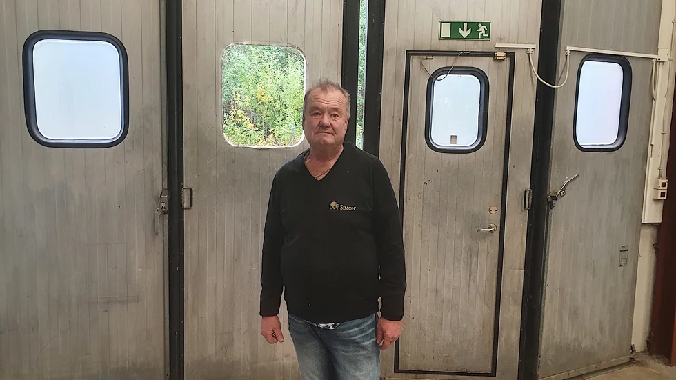 Ove Simonsson vid lagerporten där man krossat en ruta och brutit i porten för att ta sig in.