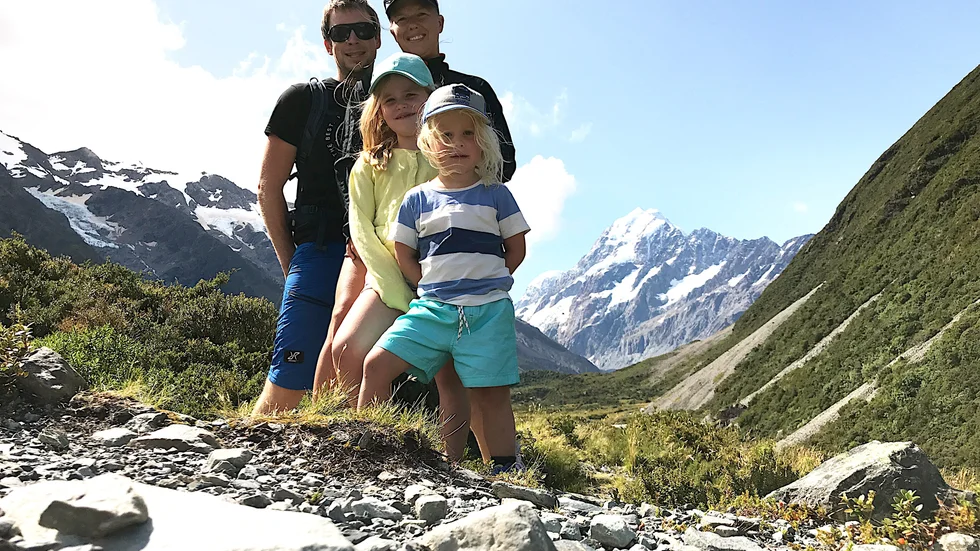 Vandring vid Mount Cook nationalpark med Nya Zeelands högsta berg Mount Cook i bakgrunden (3 724 m). Under sju månader genomförde familjen Andersson/Räty sin drömresa.
