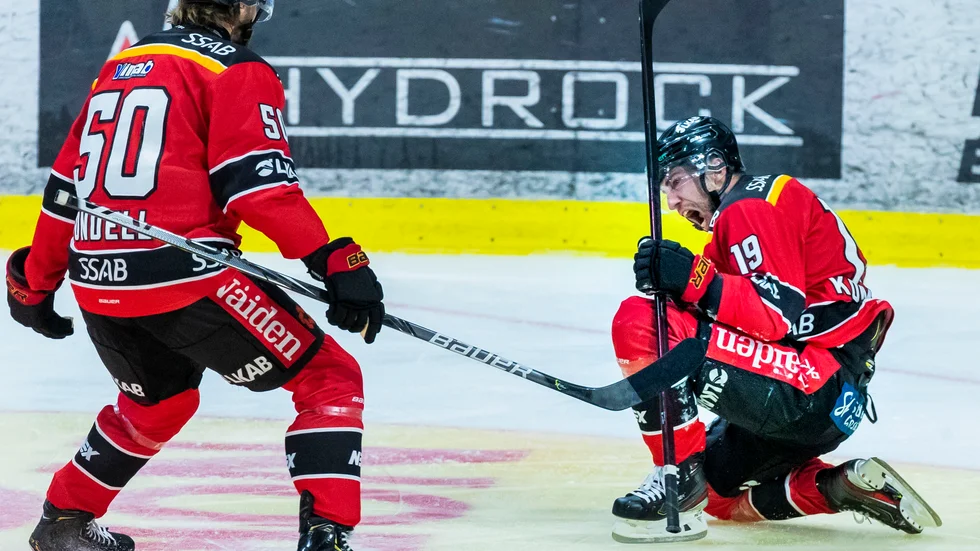 Luleås Konstantin Komarek jublar efter 2–1.