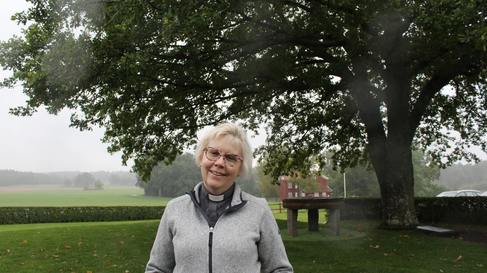 Ingrid Bergman, präst, med Törnsfalls nya utekyrka bakom ryggen.