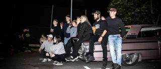 Bilfesterna vid Braskens bro samlar hundratals varje vecka – grannar rasar över oljudet