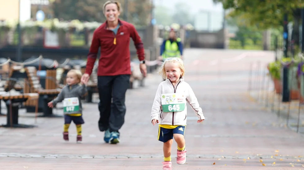 Elsa Kanter Lundin strålade av lycka på upploppet i VO-joggen City. Bakom sprang mamma och lillasyster Ingrid.