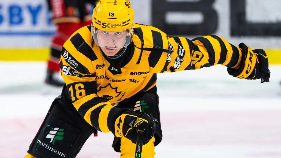 Linus Lindström är tillbaka i full träning då han bytt den röda mot den gula tröjan. 