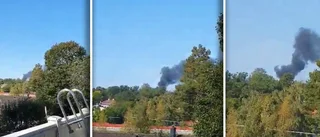 Brand i brädhög – kraftig rökutveckling