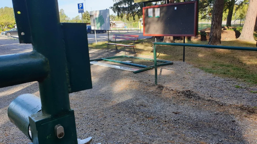 En grind till Valla koloniområde vid Stratomtavägen rammades i fredags.